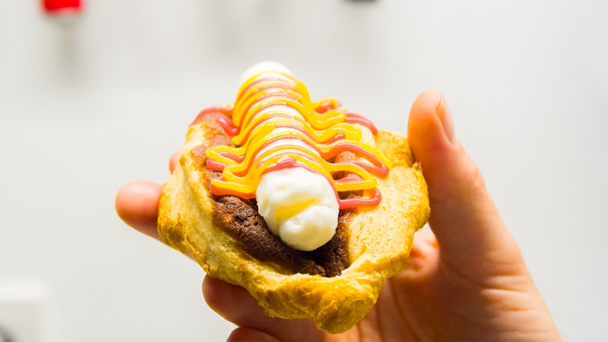Hot dog relleno de helado de leche y masa de brownie en un croissant.